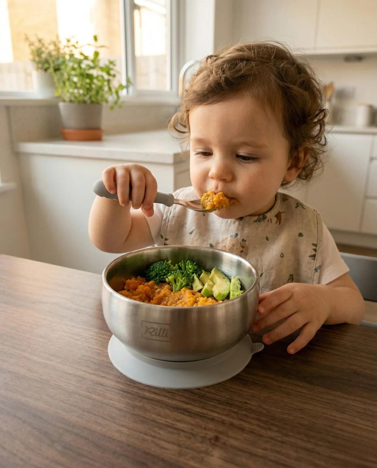Kind mit Rilli Edelstahl Babygeschirr im Alltag