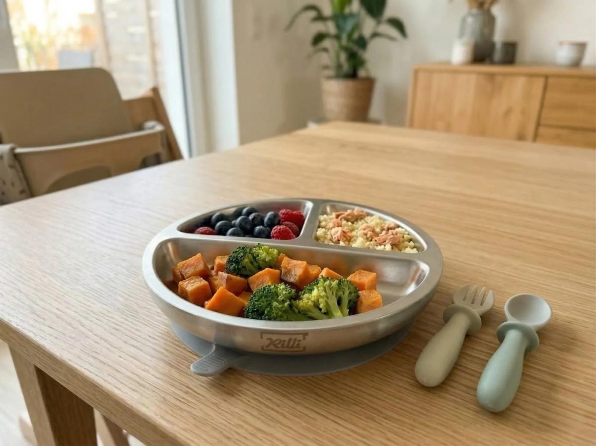 Beikostszene mit Edelstahlgeschirr