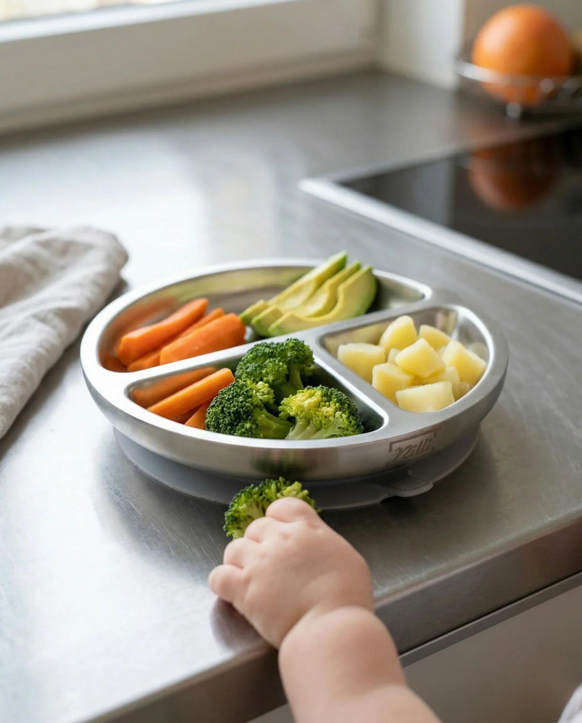 BLW mit Edelstahl Teller und gesundem Fingerfood